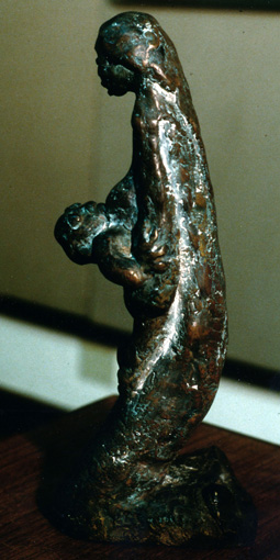 LS6005 Lucas SITHOLE "Mother and child" 1960 Painted terracotta 037x015x008 cm (Coll. Oliewenhuis Art Museum, Bloemfontein) (left view)