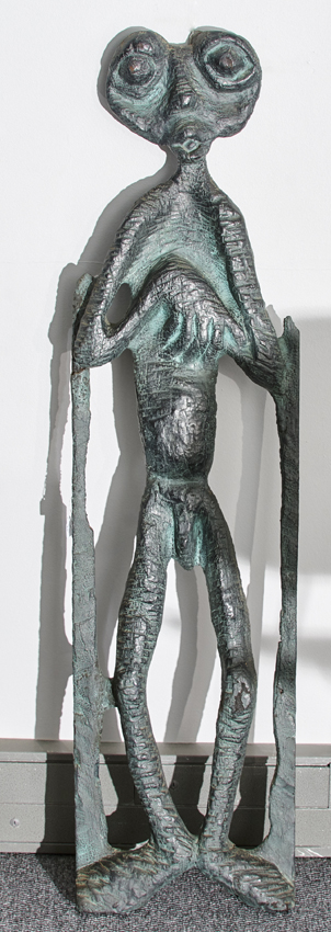 Lucas SITHOLE LS6732 "The Innkeeper", 1967 - wall sculpture in wood, partly burnt, copper oxide applied - 126.5x33.5x5 cm