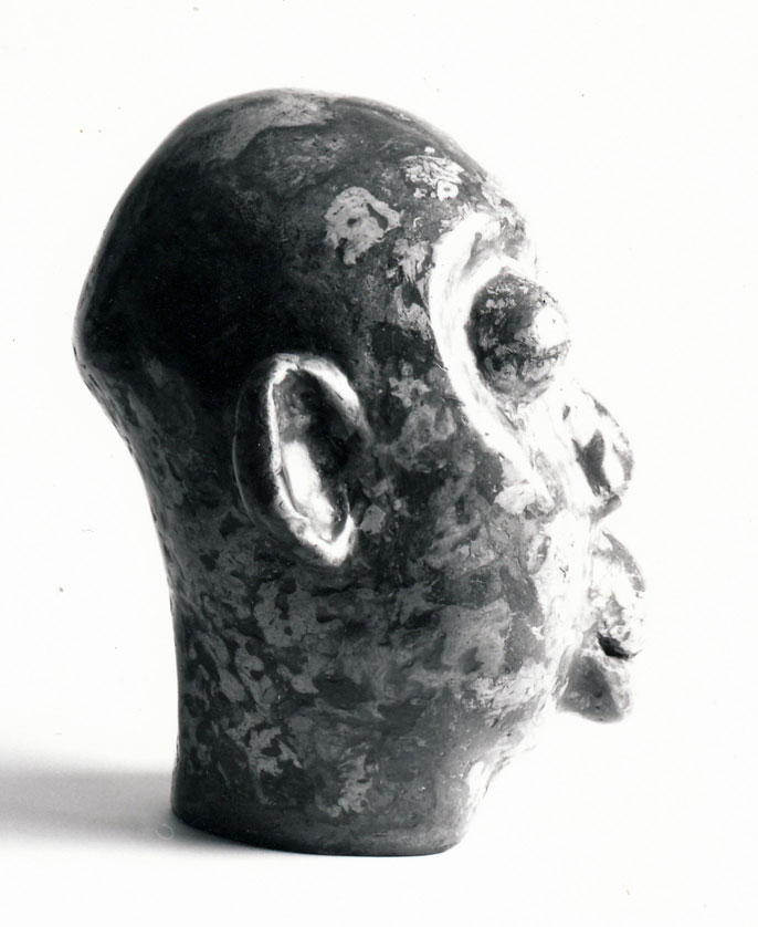 LS6907 Lucas SITHOLE "Head" 1969 Liquid steel 039x028x029 cm rightview