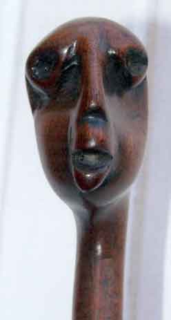 LS7328 Lucas SITHOLE "What are you hiding?", 1973 - Rhodesian teak on liquid steel base - 103x020x018 cm (close-up)