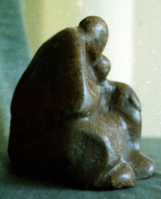 LS7644 Lucas SITHOLE "Motherly love (Kapi ntaba)" 1976 Granite 026x023x023 cm