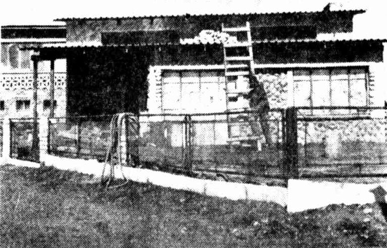 Lucas Sithole on the ladder, converting by himself his small house in Kwa-Thema into a two-storey studio and home (img. The Canberra Times, Australia - 23rd July, 1965, p. 12)