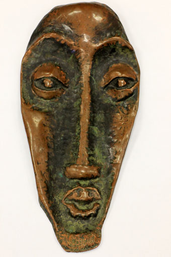 Lucas SITHOLE "Mask" pre-1960 - beaten copper sheet with copper oxide patina - 56.5x26.6x5 cm